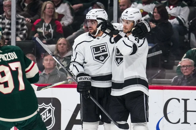 Anže Kopitar (na sredini) se je takole z Adrianom Kempejem veselil enega od zadetkov. FOTO: Brace Hemmelgarn/Usa Today Sports