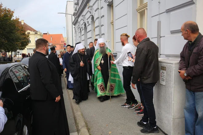 Patriarh Porfirije (v zelenem ogrinjalu) ima profil na družabnem omrežju, bil je pooblaščen za razvoj cerkvenih spletnih vsebin in je eden od ustanoviteljev prve pravoslavne radijske postaje – Radia Svetigore. Na fotografiji med sobotnim prihodom v Vukovar. FOTO: Vlado Kos/Cropix