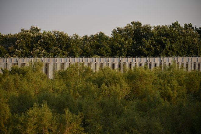 Oblasti v Atenah so se odločile, da mejno ograjo, ki se zdaj širi na 35 kilometrih, podaljšajo še za 80 kilometrov. FOTO: Alexandros Avramidis/Reuters
