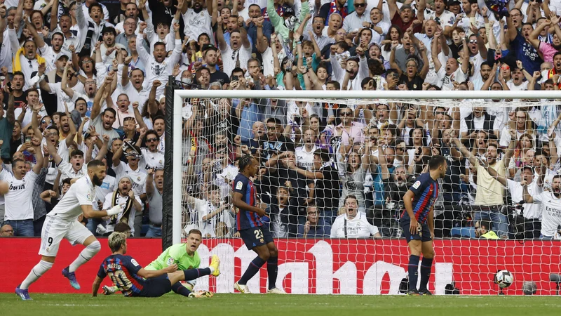 Fotografija: Karim Benzema (levo) je prvi načel mrežo Barcelone. FOTO: Susana Vera/Reuters
