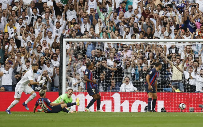 Karim Benzema (levo) je prvi načel mrežo Barcelone. FOTO: Susana Vera/Reuters
