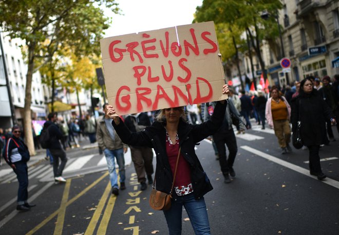 Les manifestants réclament une taxation des entreprises qui s'enrichissent d'une énergie chère.  PHOTO : Christophe Archambault/AFP