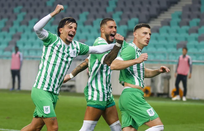 Olimpija je v velikem derbiju izkoristila prednost igralca več in Mariborčane, ki so bili izjemno slabi, tako krekoč že izločila iz boja za prvaka. FOTO: Matej Družnik/Delo
