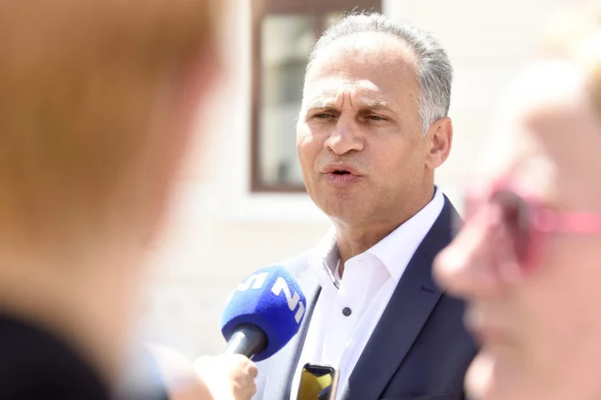 Veljko Kajtazi, ki poleg enajstih drugih zastopa tudi narodno manjšino Romov v saboru, je napovedal &raquo;mirno dvojezičnost&laquo;, brez zapletov, in veliko romskih zastav v Orehovici. FOTO:&nbsp;Darko Tomaš/Cropix
