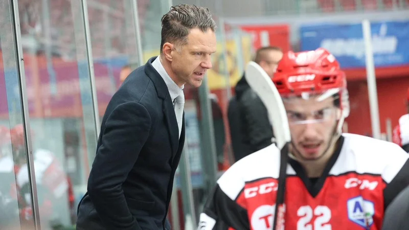 Fotografija: Trener Sija Acronija Jesenic Gaber Glavič je po naporni nedelji dobil dobre novice iz oddaljene dežele. FOTO: Črt Piksi/Delo