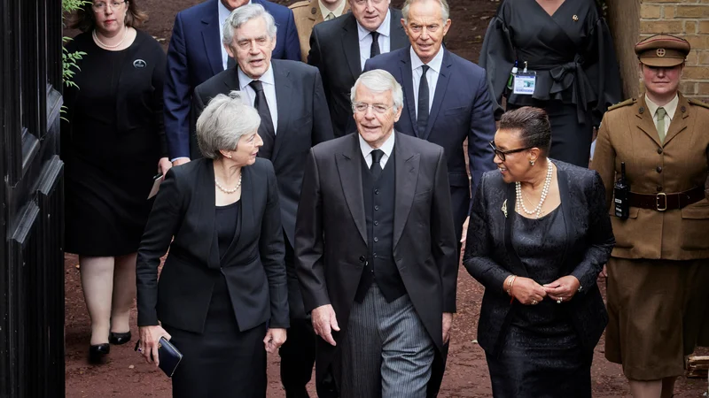 Fotografija: Pogreba kraljice Elizabete II. se je John Major (v sprednji vrsti na sredini), ki je v letih od 1990 do 1997 vodil britansko vlado, udeležil v družbi nekdanjih premierov. Foto Reuters