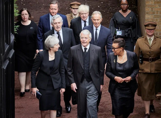 Pogreba kraljice Elizabete II. se je John Major (v sprednji vrsti na sredini), ki je v letih od 1990 do 1997 vodil britansko vlado, udeležil v družbi nekdanjih premierov. Foto Reuters
