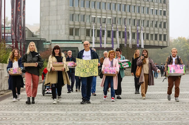 Inštitut 8. marec je v državni zbor vložil predloga sprememb dveh zakonov za brezplačna kosila z zahtevanimi podpisi volivcev. FOTO: Črt Piksi/Delo
