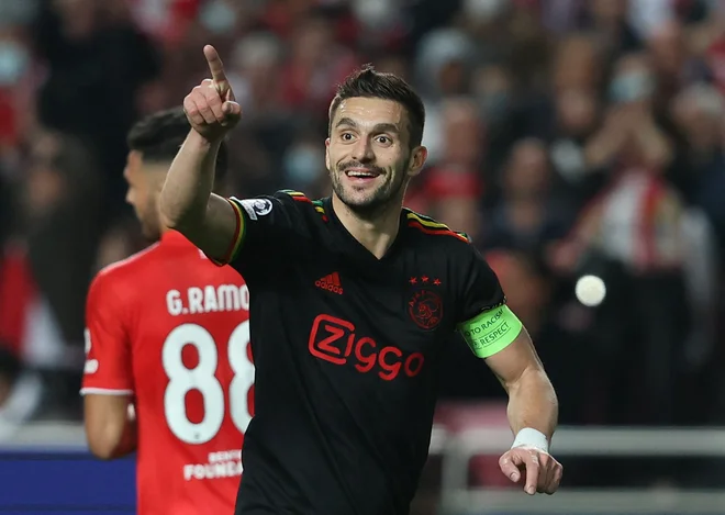 Dušan Tadić sodi med najboljše nogometaše Ajaxa v zadnjih letih. FOTO: Rodrigo Antunes/Reuters
