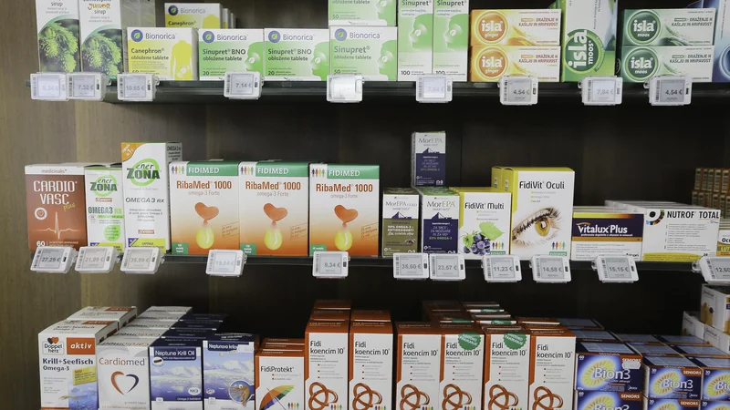 Fotografija: Reklame ob nakupu farmacevtskih izdelkov svetujejo predhodni posvet z zdravnikom ali farmacevtom ... FOTO JOŽE SUHADOLNIK/DELO