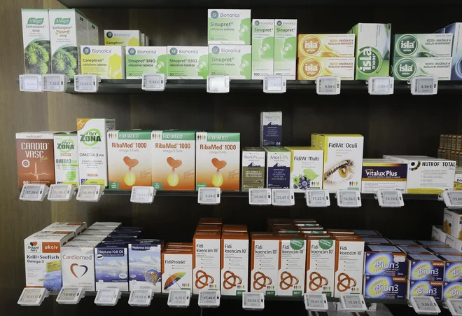 Reklame ob nakupu farmacevtskih izdelkov svetujejo predhodni posvet z zdravnikom ali farmacevtom&nbsp;... FOTO JOŽE SUHADOLNIK/DELO

