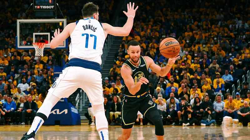 Fotografija: Stephen Curry in Luka Dončić bosta tudi v novem prvenstvu goreča tekmeca. FOTO: Kelley L Cox/USA Today Sports
