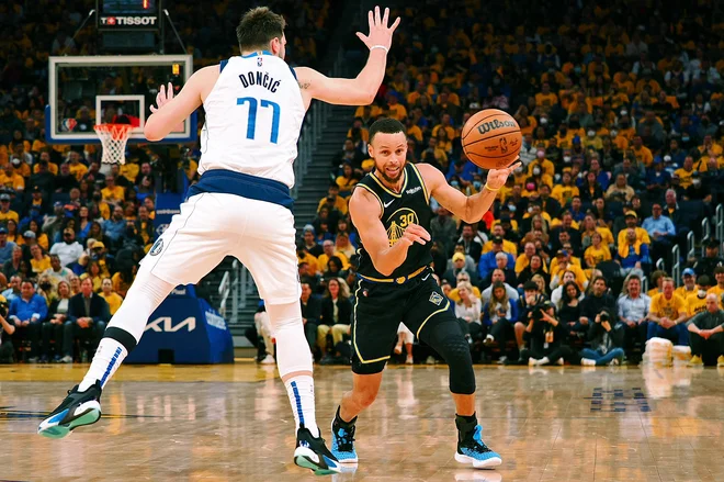 Stephen Curry in Luka Dončić bosta tudi v novem prvenstvu goreča tekmeca. FOTO: Kelley L Cox/USA Today Sports
