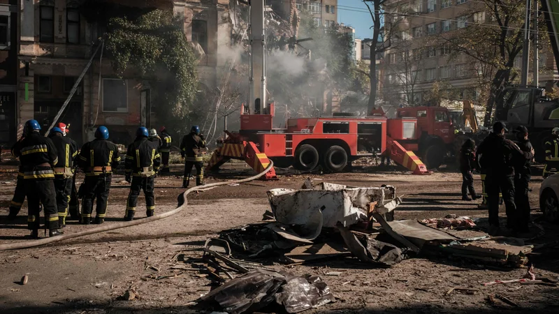 Fotografija: Ruski napad na Ukrajino ter grožnje Vladimirja Putina Natu in evropskim vladam so na dramatičen način zbližale Unijo. FOTO: Yasuyoshi Chiba/AFP
