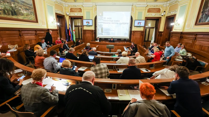 Fotografija: Polovica vseh točk na zadnji seji mestnega sveta je bila namenjena prostorskim dokumentom. FOTO: Črt Piksi/Delo