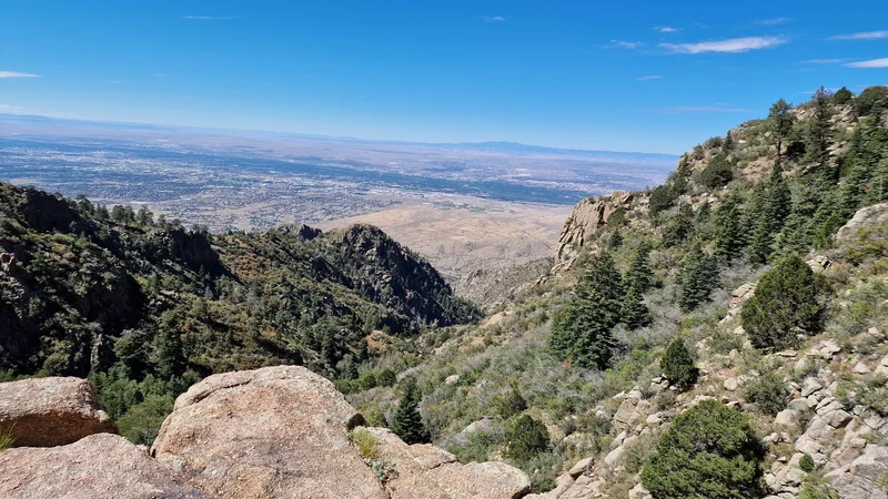 Fotografija: Pogled na Albuquerque in zeleni pas ob reki Rio Grande, v daljavi se slutijo obrisi ugaslih vulkanov. FOTO: Anton Gradišek
