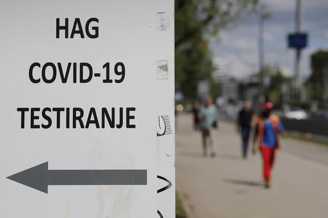 Je bil v laboratoriju ustvarjen tudi prvotni virus covida-19? FOTO: Leon Vidic/Delo
