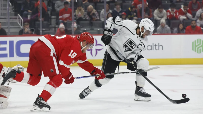 Fotografija: Na gostovanju v Detroitu je Anže Kopitar (desno) znova prekrižal račune domačim rdečim krilam. FOTO: Rick Osentoski/Usa Today Sports