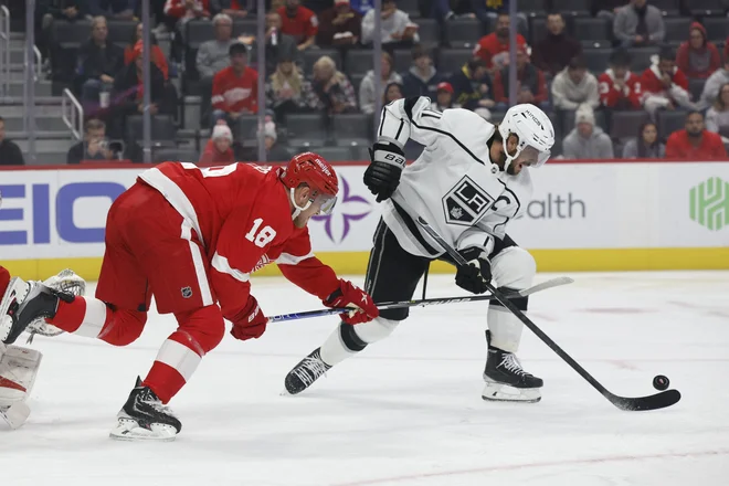 Na gostovanju v Detroitu je Anže Kopitar (desno) znova prekrižal račune domačim rdečim krilam. FOTO: Rick Osentoski/Usa Today Sports
