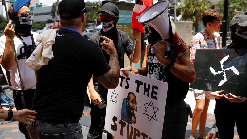 Fotografija: Protest antisemitov pred kongresnim centrom Tampa julija letos. FOTO: Marco Bello/Reuters
