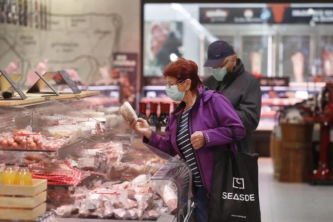 Na potrošnjo slovenskih gospodinjstev vse bolj vplivajo cenovni pritiski, padanje kupne moči in večja previdnost pri nakupih, ugotavlja Umar. FOTO: Leon Vidic/Delo
