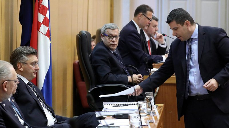 Fotografija: Premier Andrej Planković (drugi z leve) je očital opoziciji, da je pod vplivom tujih sil, Nikola Grmoja (prvi z desne) pa je zatrdil, da hoče Plenković preusmeriti pozornost. FOTO: Bruno Konjević/Cropix
