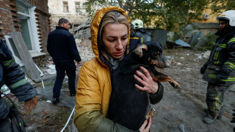 Fotografija: Napadi na Mikolajev so bili prav tako usmerjeni v cilje, ki jih ljudje najbolj potrebujejo v vsakdanjem življenju. FOTO: Valentyn Ogirenko/Reuters