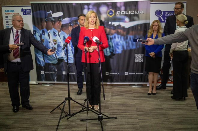 Po besedah ministrice za notranje zadeve Tatjane Bobnar je pri iskanju pogrešanih oseb zelo pomembno sodelovanje policije z drugimi državnimi organi, s centri za socialno delo in s šolami. FOTO: Voranc Vogel/Delo
