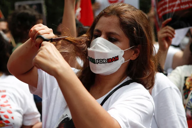 Protesti s simboličnim rezanjem las so se razširili po vsem svetu. FOTO: Ajeng Dinar Ulfiana/Reuters
