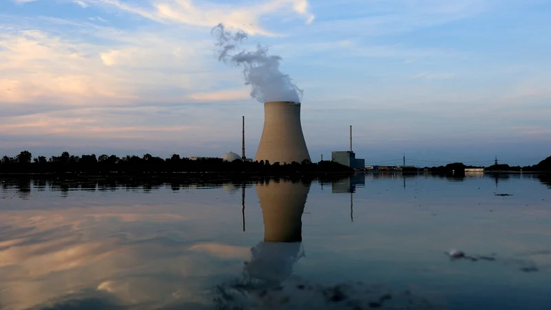 Fotografija: Jedrska elektrarna Isar 2 ob reki Isar v bližini kraja Landshut FOTO: Christian Mang/Reuters
