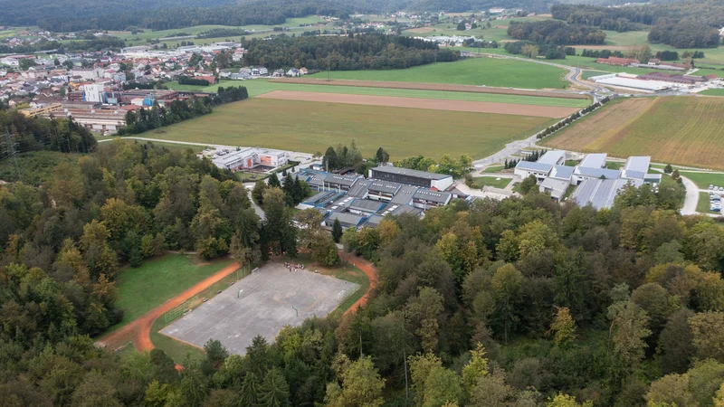 Fotografija: Pri ivanškem vzgojno izobraževalnem centru bo v naslednjih enajstih mesecih zrasel sodoben športni park s številnimi igrišči. FOTO: Gašper Stopar
