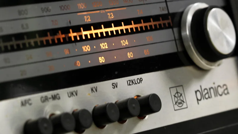 Fotografija: Oddaja pa s približno 10 kilometrov oddaljene lokacije na Voglu, za katero Radio Ognjišče dovoljenja agencije nima. FOTO: Matej Družnik/Delo