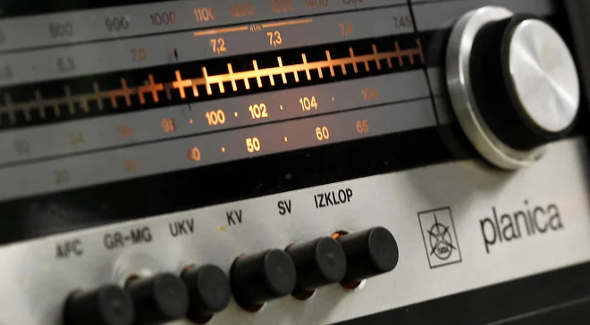 Oddaja pa s približno 10 kilometrov oddaljene lokacije na Voglu, za katero Radio Ognjišče dovoljenja agencije nima.&nbsp;FOTO: Matej Družnik/Delo
