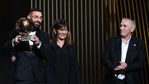 Na podelitvi zlate žoge so se na odru gledališča Châtelet v Parizu znašli prejemnik nagrade Karim Benzema, njegova mati Malika in oče Hafid. FOTO: Franck Fife/AFP
