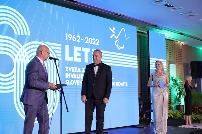 Bogdan Gabrovec (levo) je ob jubileju izročil Damijanu Lazarju častno listino OKS. FOTO: Nastija Fijolič
