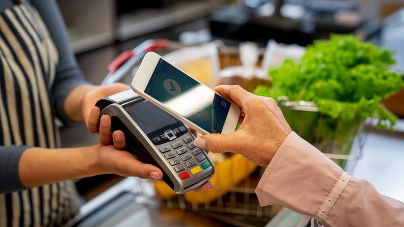 Fotografija: Mobilna plačila so samo en vidik digitalizacije bančništva – a zelo praktičen in pomemben za uporabnike. FOTO: AFP
