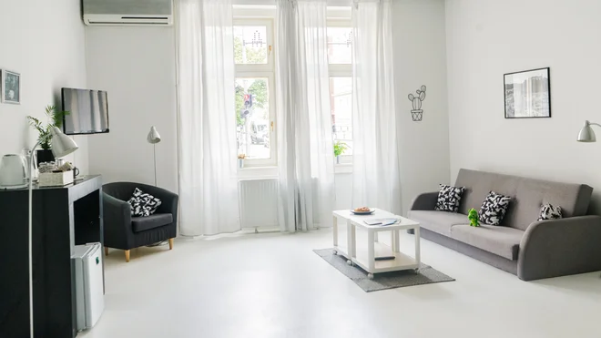 Galerijski prostor se je spremenil v dejansko namestitev, ki deluje prek platforme Airbnb. Foto Kvadratni meter
