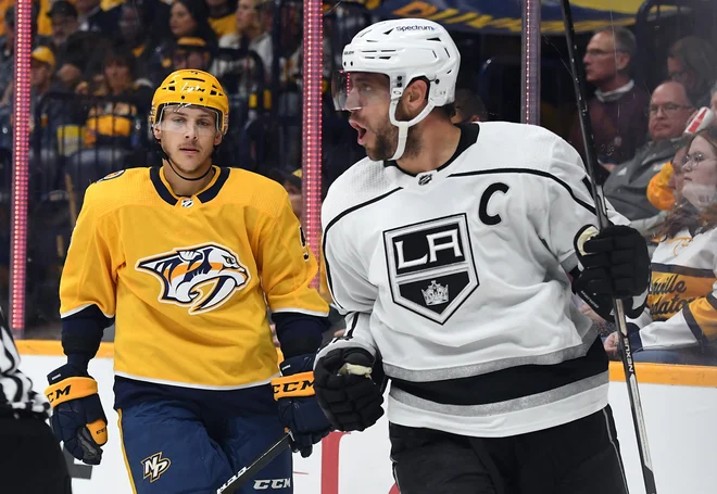 Anže Kopitar (desno) v Nashvillu ni dosegel točke, a šteje zmaga, že trertja v nizu po dveh porazih moštva Los Angeles Kings na začetku sezone NHL. FOTO: Christopher Hanewinckel/Usa Today Sports
