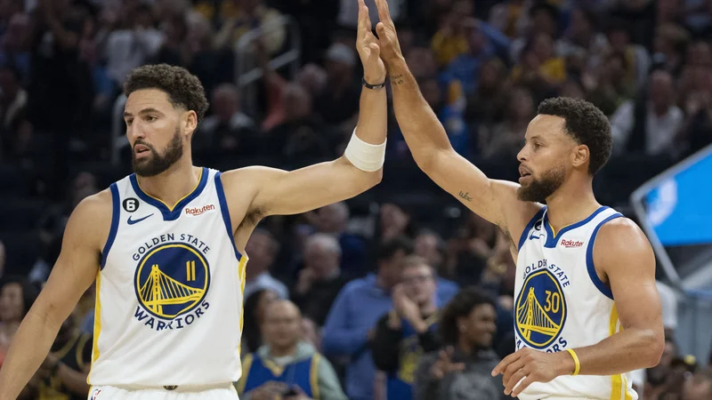 Fotografija: Branilec naslova v ligi NBA, Golden State, je sezono začel s prepričljivo zmago proti Los Angeles Lakers. Klay Thompson (levo) in Stephen Curry sta skupaj nasula 51 točk. FOTO: Kyle Terada/Usa Today Sports
