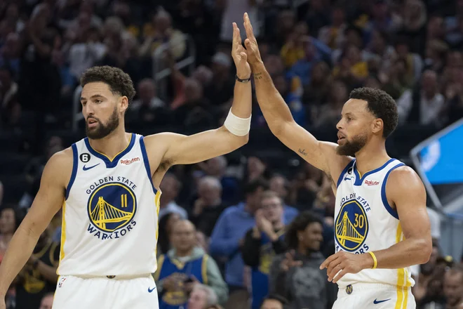 Branilec naslova v ligi NBA, Golden State, je sezono začel s prepričljivo zmago proti Los Angeles Lakers. Klay Thompson (levo) in Stephen Curry sta skupaj nasula 51 točk. FOTO: Kyle Terada/Usa Today Sports
