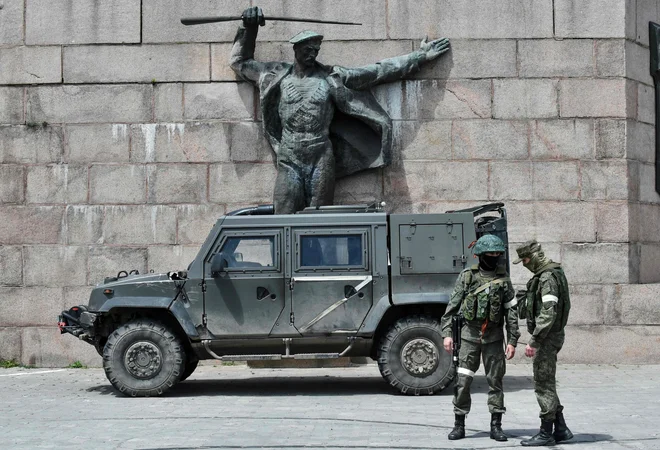 Ruski vojaki na desnem bregu reke Dneper, ki teče skozi regijo, so zdaj večinoma odrezani od sveta. FOTO: Olga Maltseva/AFP
