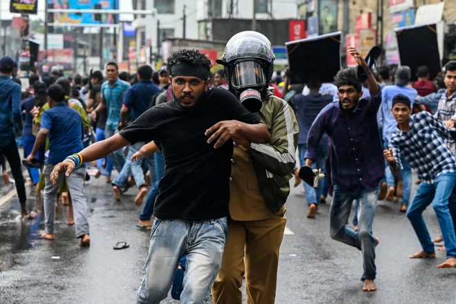 V Kolombu so policisti pridržali več deset šrilanških protestnikov med protivladnimi demonstracijami univerzitetnih študentov, ki so zahtevali izpustitev svojih vodij. Foto: Ishara S. Kodikara/Afp