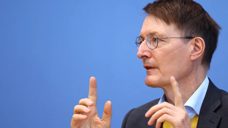 Fotografija: Nemški minister za zdravje Karl Lauterbach pripravlja predlog zakona o legalizaciji kanabisa.
FOTO: Lisi Niesner/REUTERS