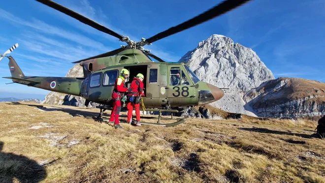 Obnemogle pohodnike je rešil helikopter Slovenske vojske z ekipo gorskih reševalcev. FOTO: GRSZ

