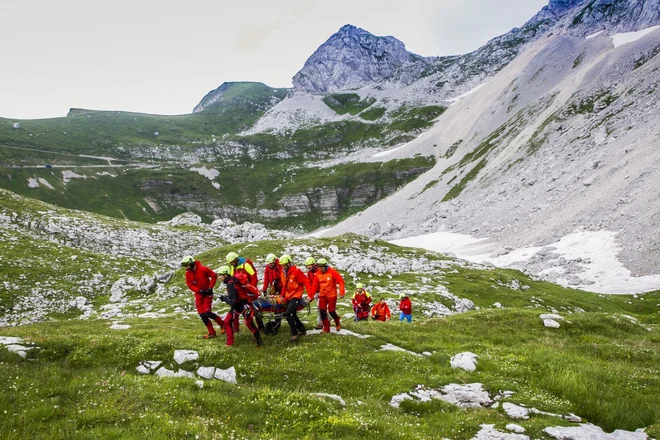 Na najvišjih slovenskih očakih so že poledenele zaplate snega, opozarjajo reševalci. FOTO: GRS Bovec
