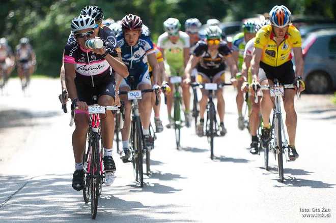 Primož Roglič pije, drugi trpijo. FOTO: Oto Žan/ksk.si
