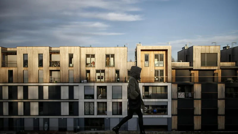 Fotografija: Kaže, da je slovenski nepremičninski trg že dosegel vrh cikla in da prehaja v fazo upočasnitve oziroma ohlajanja trga, ocenjujejo na Gursu. FOTO: Blaž Samec/Delo
