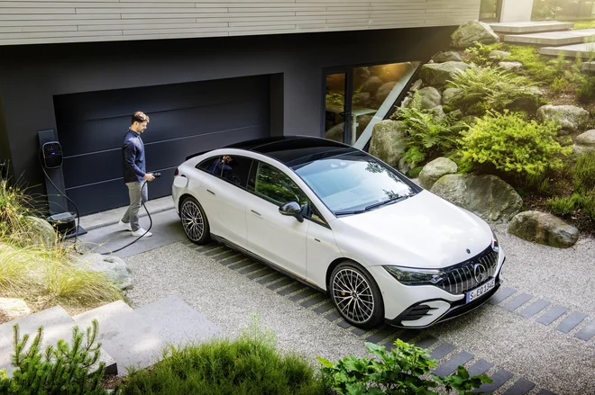 Preprosto, hitro in udobno polnjenje tudi doma. FOTO: Mercedes-Benz AG
