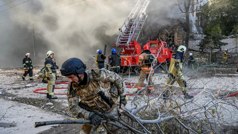 Fotografija: Nekaj ruskih raket je ukrajinska obramba prestregla, a vseh vseeno ne. FOTO: Vladislav Musijenko/Reuters