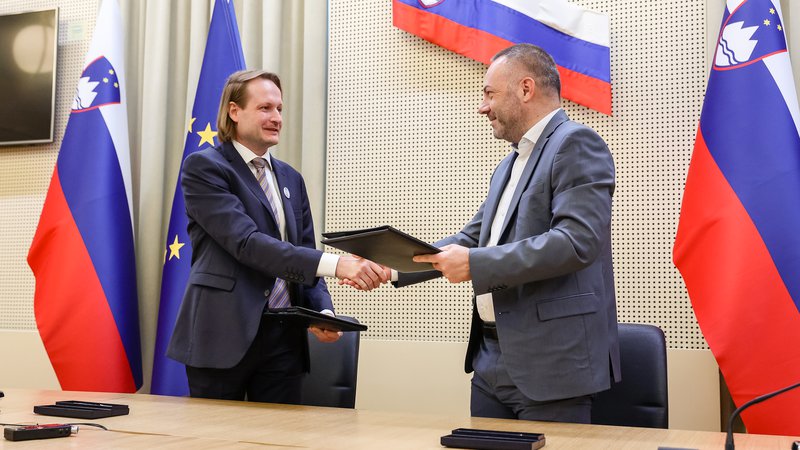 Fotografija: Minister za zdravje Danijel Bešič Loredan in Gregor Zemljič iz Fidesa sta podpisala sporazum o zamrznitvi stavke, ki napoveduje zakonski predlog o novem plačnem stebru za julij 2023. FOTO: Črt Piksi/Delo
